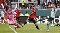 Úto�ník Patrik Schick z Leverkusenu skóruje v utkání N�meckého poháru proti...