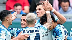 Fotbalisté Leverkusenu se radují z gólu Patrika Schicka v N�meckém poháru.