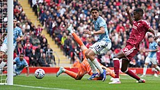 Liverpoolský úto�ník Alexander Isak st�ílí gól do odkryté brány Nottinghamu.