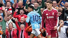 Nottinghamský zálo�ník Morgan Gibbs-White se raduje z gólu v utkání proti...