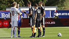 Spar�anský kapitán Adam Karabec a Dominik Plechatý z Artisu se p�ed vzájemným...
