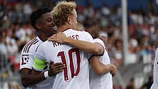 Spar�an�tí fotbalisté se radují z gólu Johna Mercada.