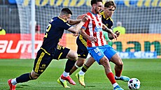 Zálo�ník Jakub Janetzký z brn�nské Zbrojovky se sna�í udr�et mí� v souboji s...