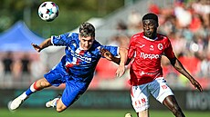 Obránce Karel Pojezný z brn�nského Artisu (vlevo) a pardubický Emmanuel Godwin