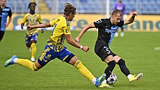 Liberecký zálo�ník Petr Hodou� (vpravo) zasekává mí� p�ed Davidem Grygerou ze...