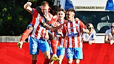 Fotbalisté brn�nské Zbrojovky se radují z gólu Daniela Va�ulína.
