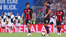 Leverkusen�tí fotbalisté Patrik Schick a Ibrahim Maza se chystají na rozehrávku...