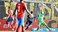 Zlínský branká� Stanislav Dostál inkasuje gól od Daniela Va�ulína ze Zbrojovky...