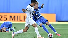 Mladoboleslavský Martin �ubert zasekává mí� v souboji s Tichomirem Kostadinovem...