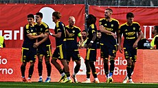 Zlín�tí fotbalisté se radují z vyrovnávacího gólu Michala Fukaly v utkání proti...