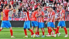 Fotbalisté brn�nské Zbrojovky se radují z gólu.