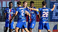 Fotbalisté brn�nského Artisu se radují z gólu Alberta Labíka.