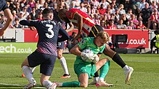 Branká� Antonín Kinský z Tottenhamu sbírá mí� v utkání proti Brentfordu.