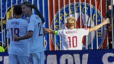 Spar�an�tí fotbalisté slaví gól Adama Karabce v Brn� proti Artisu.