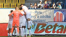 Fotbalisté brn�nské Zbrojovky se radují z gólu v Teplicích.