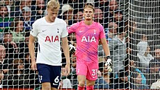 Branká� Antonín Kinský a obránce Jan Paul van Hecke z Tottenhamu po inkasovaném...