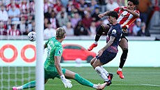 Branká� Antonín Kinský z Tottenhamu zasahuje p�ed Kevinem Schadem z Brentfordu.
