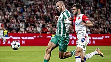 Obránce David Lischka z Bohemians hlídá mí� p�ed Danijelem �turmem ze Slavie.