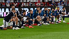 Olomou�tí fotbalisté se po výh�e nad Pardubicemi zdraví s fanou�ky.