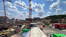 Z nové smíchovské rozhledny je vid�t pokra�ující výstavba Smíchov City.