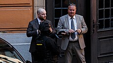 Advokát Martin Kotrbá�ek (vlevo) odchází z budovy brn�nského krajského soudu,...