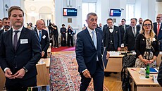 Premiér Babi� na výro�ní porad� vedoucích �eských zastupitelských ú�ad�. (24....