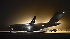 Transportní letoun C-17 Globemaster britského letectva zaji��uje p�esun...