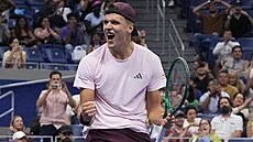 Jakub Men�ík slaví vít�zství ve smí�ené �ty�h�e na US Open.