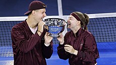 Jakub Men�ík a Karolína Muchová s trofejí pro �ampiony smí�ené �ty�hry na US...