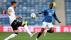 Nemanja Tekija�ki z Jablonce (vlevo) a Djeidi Gassama z Glasgow Rangers v...