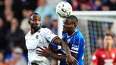 Lamin Jawo z Jablonce (vlevo) a Olwethu Makhanya z Glasgow Rangers bojují o mí�...