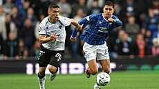 Ji�í Sláma z Jablonce (vlevo) a Vanja Dragojevi� z Glasgow Rangers bojují o mí�...