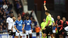 Cammy Devlin z Glasgow Rangers vidí �ervenou kartu v utkání záv�re�ného...