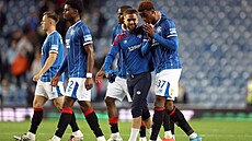 Fotbalisté Glasgow Rangers slaví výhru v utkání záv�re�ného p�edkola...