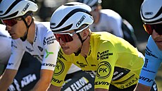 Václav Je�ek v pelotonu West Bohemia Tour jako lídr závodu.