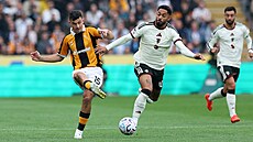 Hullský obránce John Egan se sna�í dostat mí� z dosahu Matheuse Cunhy z...