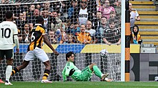 Hullský obránce Semi Ajayi posílá mí� za branká�e United Senne Lammenseho.