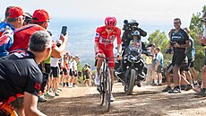 Tadej Poga�ar se �krábe po �otolinové cest� na vrchol El Bartolo.