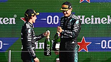 Andrea Kimi Antonelli (vlevo) a George Russell si p�ipíjí na stupních vít�z� v...