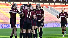 Spar�anské fotbalistky se radují z gólu proti Servette.