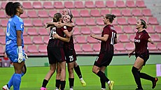 Spar�anské fotbalistky slaví gól v utkání proti Servette.