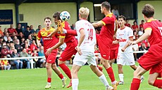 Frýdlantský Bohdan Veli�ka odkopává mí� p�ed vlastní brankou v pohárovém duelu...