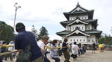 Opevn�ná v� hradu Hirosaki v prefektu�e Aomori musela být p�emíst�na, aby bylo...
