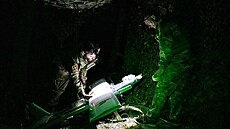 Ru�tí vojáci v Sumské oblasti p�ipravují dron Molnija. (15. srpna 2026)