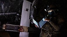 Ru�tí vojáci v Sumské oblasti p�ipravují dron Molnija. (15. srpna 2026)