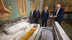Ruský prezident Vladimir Putin stojí u relikvií ruského kní�ete Dmitrije...