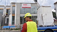 Skládání modul� do nové administrativní budovy M�stské nemocnice v Bohumín�...