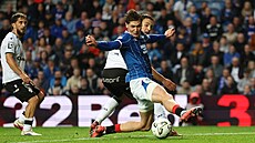 Ryan Naderi hlídá mí� p�ed jabloneckými hrá�i.