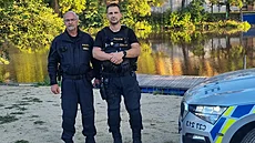 Strakoni�tí policisté Jan Srb (vpravo) a Petr Chaloupka zachránili topící se...