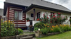 Dvorek p�ed chalupou v lét� jen kvete....